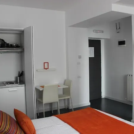 מלון דירות Living 3*