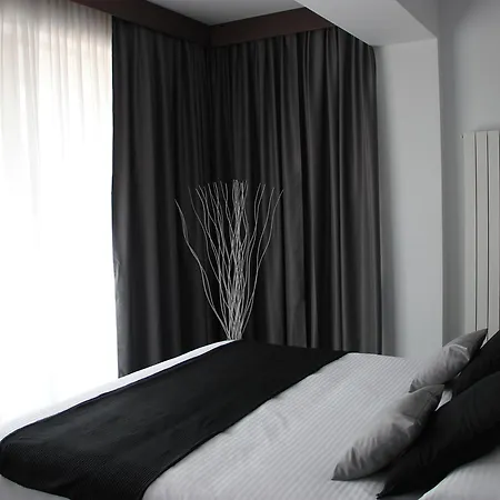 מלון דירות Living 3*